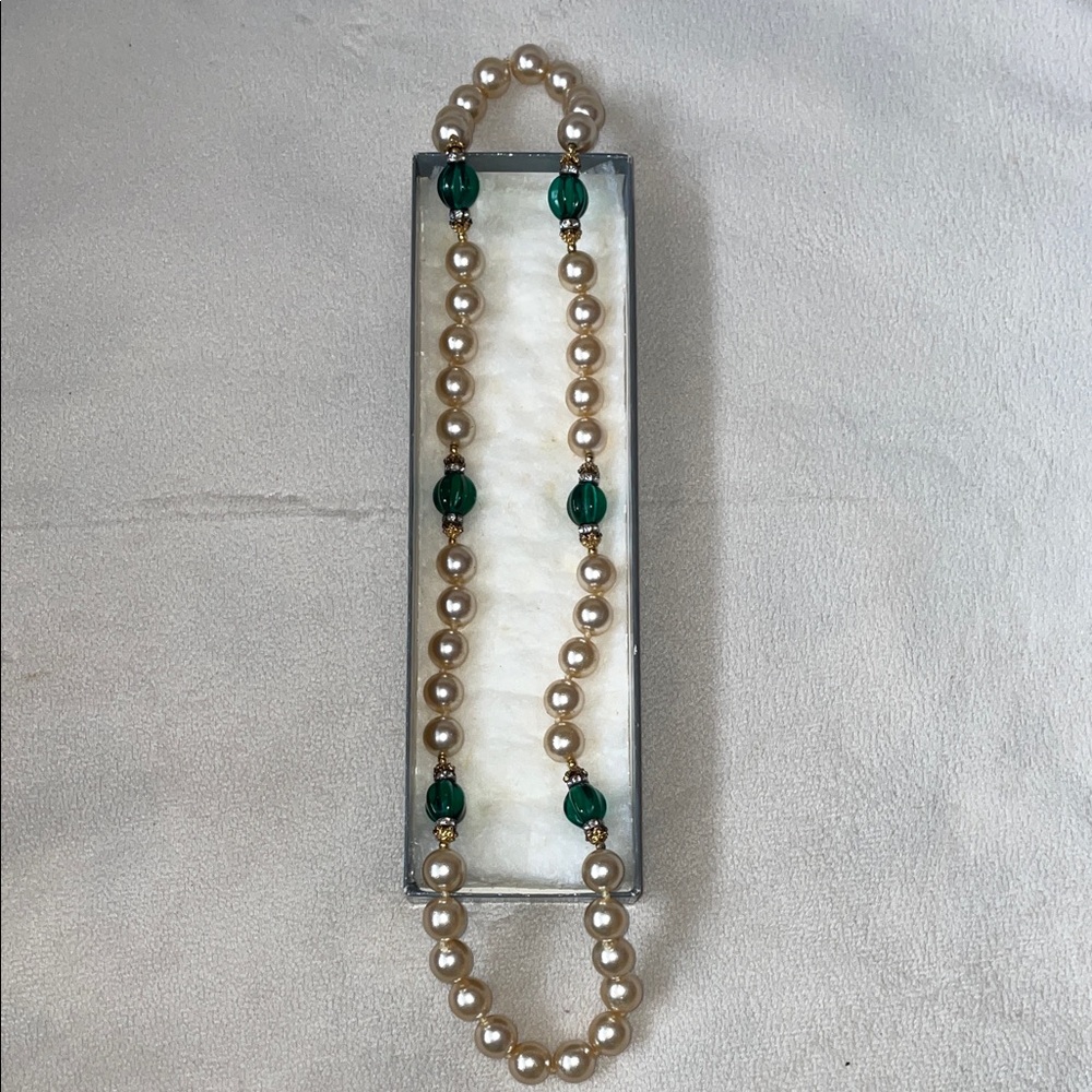 Vintage 1950’s Elegant Faux Pearl & Green Bead Necklace. 26” - Picture 2 of 4